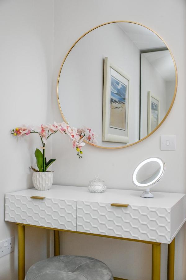 Rowan Tree Apartment - A Modern, Quiet Hideaway With Sweeping Views Across Оубън Екстериор снимка