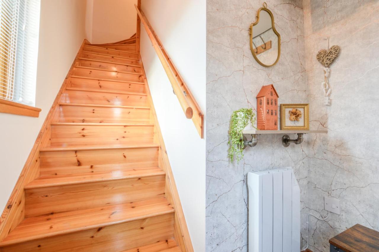 Rowan Tree Apartment - A Modern, Quiet Hideaway With Sweeping Views Across Оубън Екстериор снимка